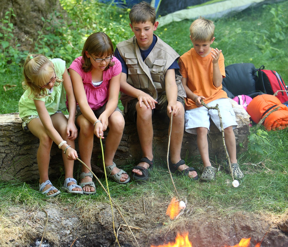 Ages: 8 - 13 • 6 - 10pm
June 18
Snyder Park Clubhouse
Deadline: June 11
Fee: $45